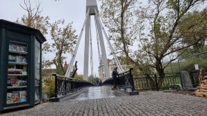 Modernizarea Podului Intelectualilor, una dintre cele mai vechi  pasarele hobanate din ţară, se apropie de final