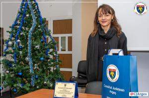 Campioana mondiala Denisa Dragomir, premiată de vicepreședintele CJ Argeș, Adrian Dumitru Bughiu
