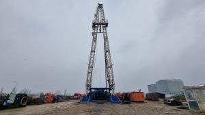 Pregătiri pentru încălzirea cartierului Nufărul I cu apă geotermală: a fost ridicată turla instalației de foraj
