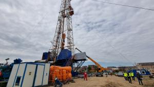 A început operațiunea de săpare a sondei care va extrage apa geotermală pentru încălzirea cartierului Nufărul 1