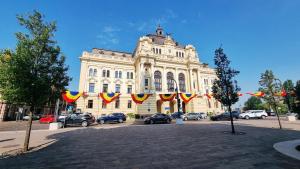Centrul orașului se îmbracă în tricolor – Au început pregătirile  pentru 20 aprilie
