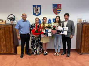 Elevele arădene de 10 la examenul de Bacalaureat au primit astăzi distincția Bene Merenti