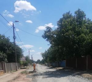 Echipe și utilaje acționează pentru reabilitarea și modernizarea infrastructurii rutiere din cartierul Coloniști