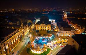 A început Târgul de Crăciun. Zeci de copii, alături de primarul  Florin Birta, au aprins iluminatul festiv