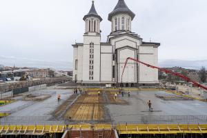Constructorul toarnă planșeul și grinzile de beton la parcarea de  tip park and ride