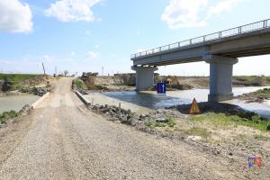 Au început lucrările de refacere a podului care face legătura între Vadu Roșca și  Vulturu
