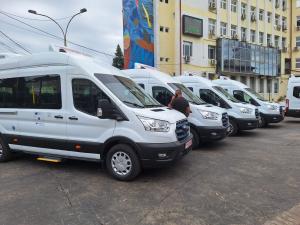 Au ajuns în Gorj încă 5 microbuze electrice, achiziționate în cadrul proiectului „Microbuze electrice pentru elevii Județului Gorj”, cod 20