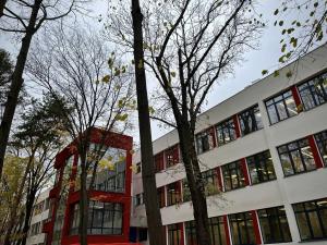 Recunoașteți clădirea?  Liceul „Nichita Stănescu” cu fațada și interioarele complet refăcute de Primăria Sectorului 3