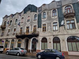 Două dintre cele mai impunătoare clădiri din Oradea și printre ultimele rămase nereabilitate din zona centrală a orașului, vor căpăta strălucirea de odinioară