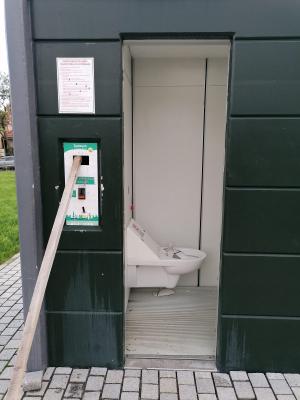 Ambele toalete publice din Coridorul verde Barcăului au fost  vandalizate