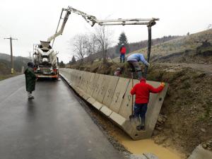 Continuă lucrările la drumul spre Cinod