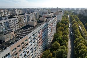 Continuă montarea panourilor fotovoltaice în Sectorul 3