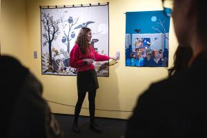 Lilian Theil, o bătrână care zâmbește și „pictează” cu acul de cusut