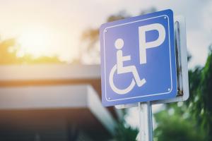 A intrat în vigoare noul model de card-legitimație pentru locuri gratuite de parcare!