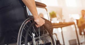 Persoanele cu dizabilități, încadrate în gradul „grav cu asistent personal” primesc, săptămâna aceasta, indemnizațiile majorate de la 1 ianuarie 2023
