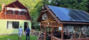 În 52 de gospodării din județul Harghita becul se aprinde prin Granturi Norvegiene