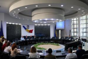La sala „Mihail Kogălniceanu“ a Consiliului Județean Tulcea: Discuții pe tema drumului expres Tulcea - Constanța