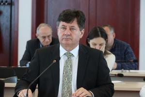 „Peste 5000 de elevi din judeţul Arad vor fi aşteptaţi în noul an şcolar cu echipamente digitale noi în clase!”