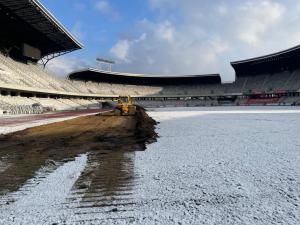 Lucrările de schimbare a gazonului de pe Cluj Arena au început!