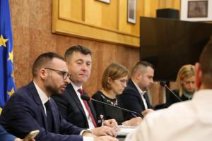 Regrupare resurse financiare și etapizare proiecte europene pe ordinea de zi a ședinței Consiliului Județean Harghita