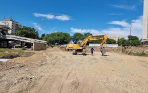 Știri Oradea - Constructorul a reluat lucrările pe șantierul parcării park and ride