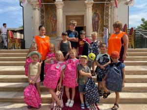 4.000 de copii defavorizati, din Sectorul 6, au primit ghiozdane și rechizite