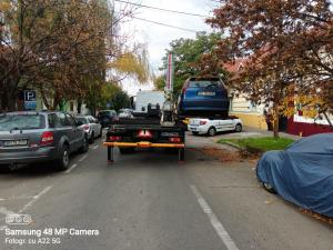 Două autoturisme abandonate, ridicate de pe domeniul public
