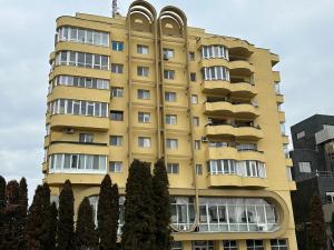 Lucrările la reabilitarea termică a blocului 8 de pe Bulevardul Decebal din municipiul Deva se apropie de final