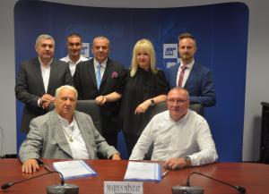 COMUNICAT DE PRESĂ -A fost semnat contractul pentru salubrizarea municipiului Cluj- Napoca, a orașului Huedin și a altor 43 de comune limitrofe