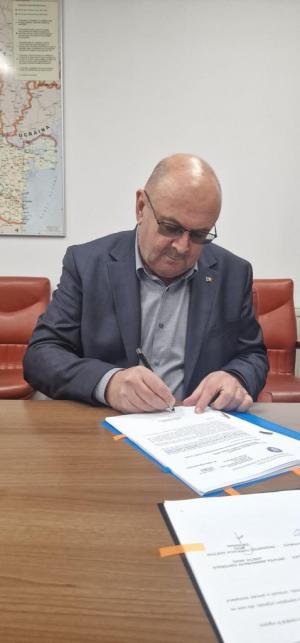 Presedintele CJ Argeș a semnat contractul pentru finanțarea proiectului „Renovarea energetică moderată pentru sediul Regiei Autonome Județene de Drumuri Argeș”