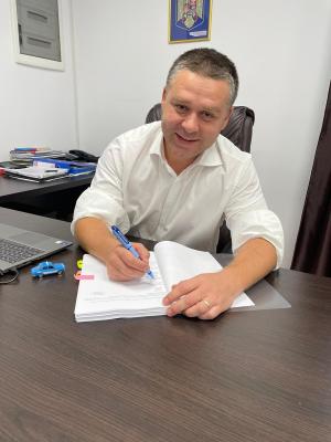 Primarul Ciprian Ciucu a semnat contractul pentru construcția Drumului Valea Largă. Lucrările vor fi gata anul viitor
