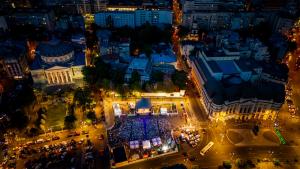 PESTE 15.000 DE PERSOANE AU PARTICIPAT LA CONCERTELE ÎN AER LIBER, LA PIAŢA FESTIVALULUI INTERNAŢIONAL GEORGE ENESCU