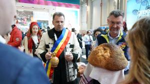 Ministrul Turismului, la standul Aradului: „Ce bine că promovați la  București destinațiile locale!”