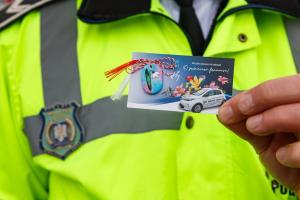 Polițiștii locali au oferit mărțișoare în trafic
