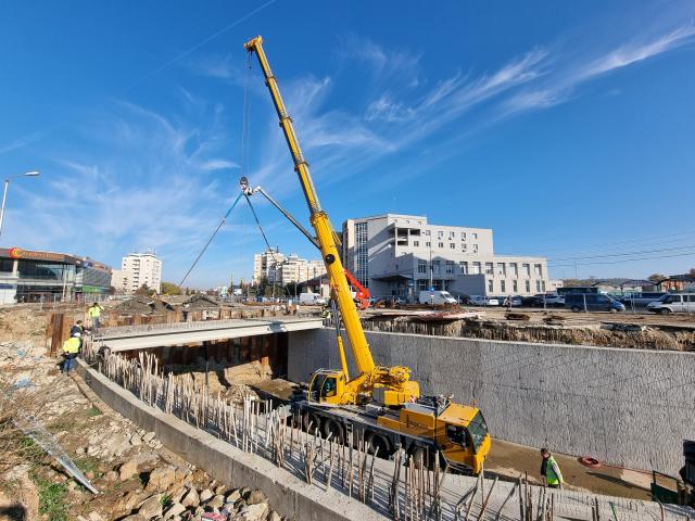 A început montarea grinzilor la pasajul rutier din dreptul Pieței  Cetate