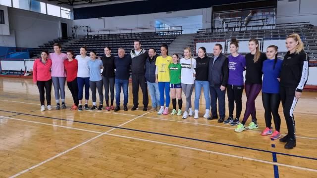 Primul antrenament al echipei de handbal feminin CSM Deva, cu marea handbalistă ”Super-Alice”, ca antrenor secund