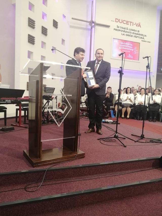 La sărbătorirea a 135 de ani de mărturie baptistă Iustin Cionca a acordat Distincția Bene Merenti, pastorului Sorin Ignat