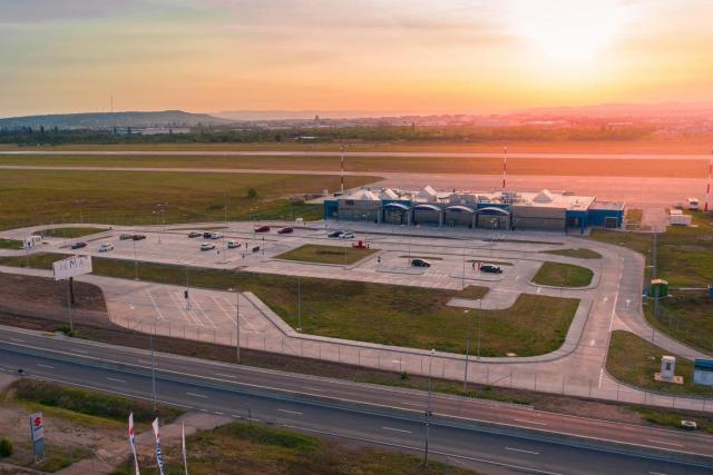 Aeroportul Oradea se dezvoltă: linie de tramvai, parcare supraterană și hotel
