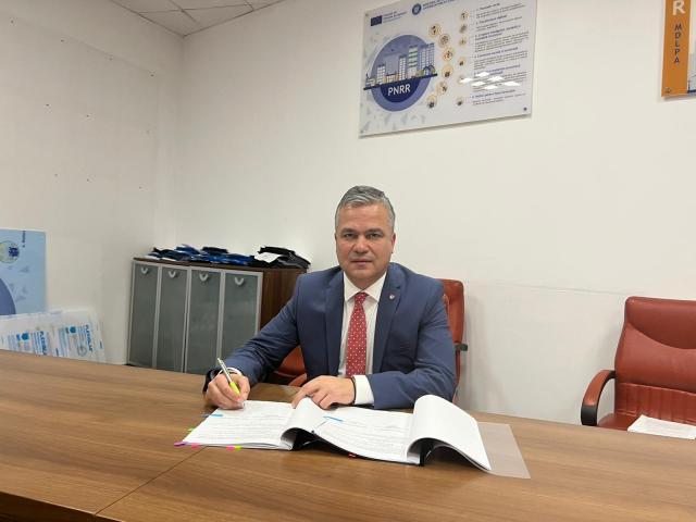 Adrian-Ioan Veştea, a semnat contractul de finanţate pentru proiectul „Creșterea eficienței energetice a clădirii Spitalului Clinic de Urgență pentru Copii Brașov”