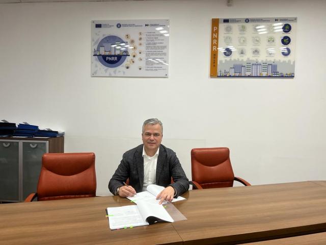 Adrian-Ioan Veştea, a semnat contractul de finanţare