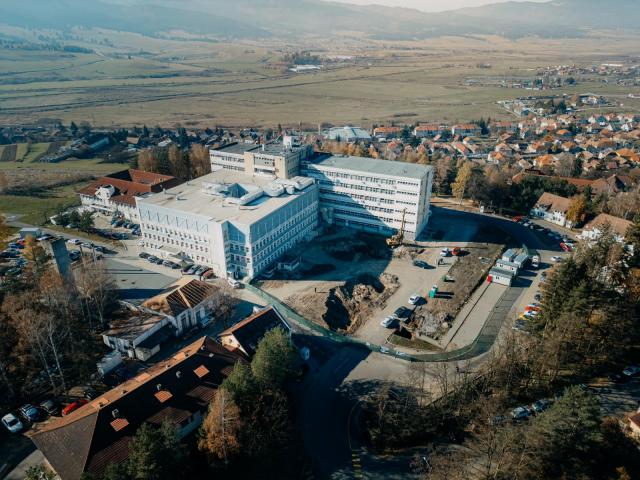 Lucrările de construcție la Spitalul Județean de Urgență din Miercurea Ciuc continuă cu mici detonări controlate Se așteaptă vibrații și sunete de intensitate redusă