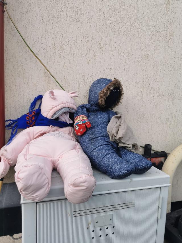 Cerșesc la semafor cu păpuși din cârpe, pe post de bebeluși. Poliția  Locală Sector 6 le-a prins în fapt