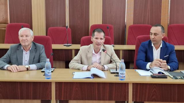 Președintele Cătălin Toma a semnat contractul de delegare a gestiunii serviciului de  salubrizare în Vrancea