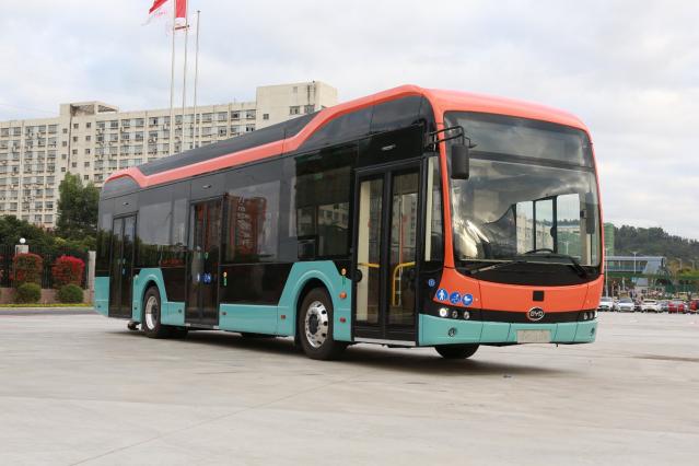 Primele autobuze electrice vor circula pe străzile municipiului începând din  vara anului viitor