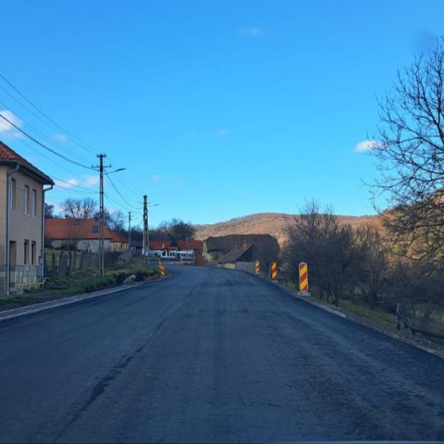 Promisiune respectată: pe DJ137, între Odorheiu Secuiesc și Cristuru Secuiesc, a fost turnat primul strat de asfalt!