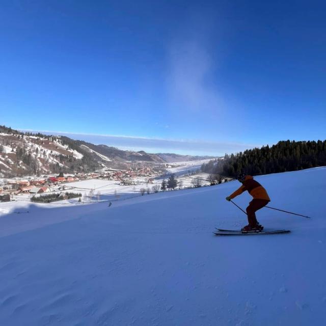 Condiții perfecte pentru a petrece vacanța de schi în Harghita