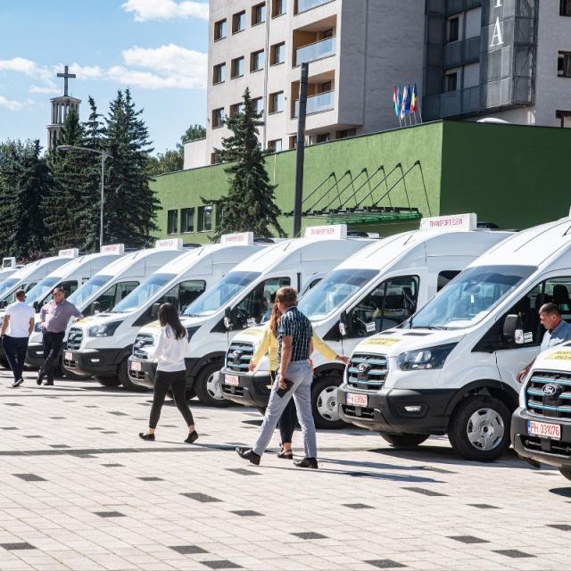 Noi microbuze școlare verzi în vederea asigurarea egalității de șanse pentru elevii din județul Harghita