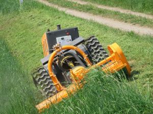 Robot șenilat pentru curățat vegetația pe suprafețe in pante mari (45°) - Rapid Vario