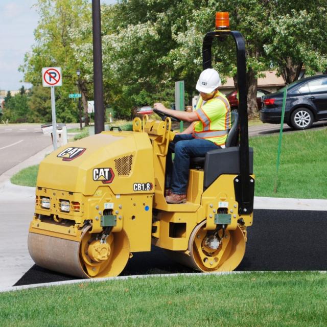 Profită de cel mai bun preț pentru compactorul utilitar Cat® CB1.8!